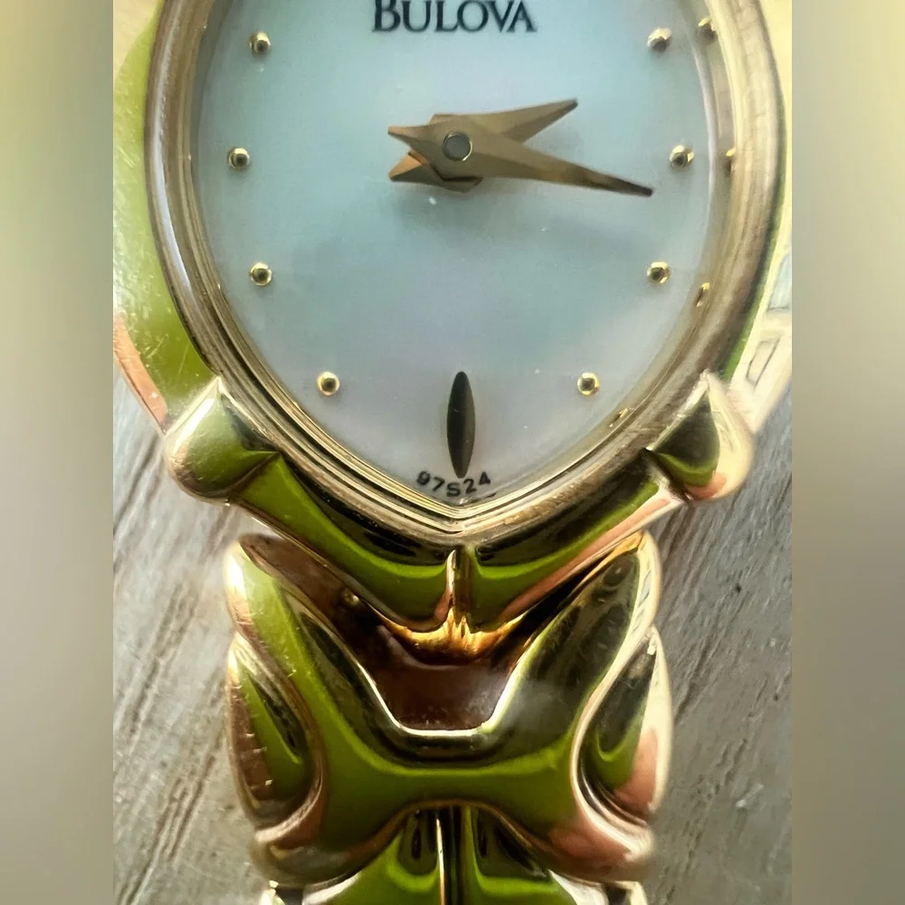 Bulova ladies oval gold tone dress watch NEW BATTERY